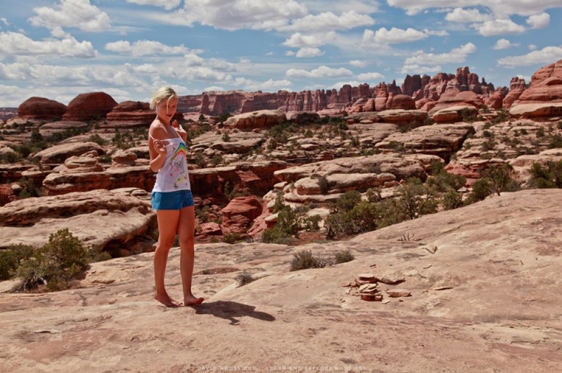 Отличница снимает одежду на фоне каньона в Колорадо