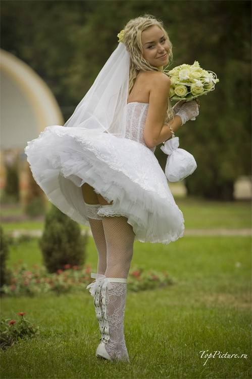 Невесты показывают что у них под юбочкой свадебного платья