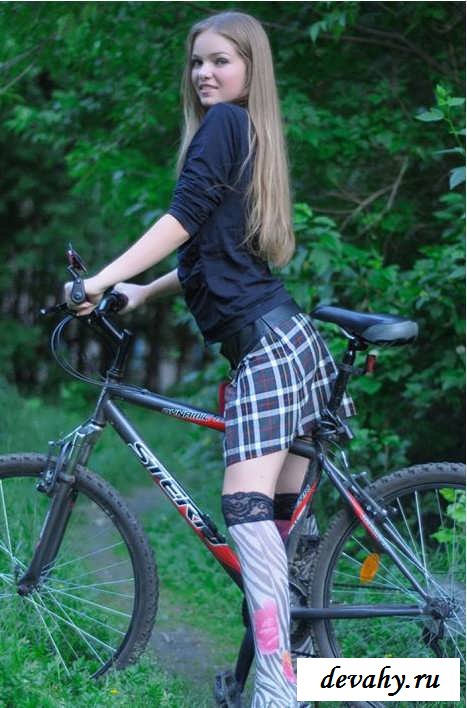 Ухоженная киска тёлки на велосипеде (15 эротичекских картинок)